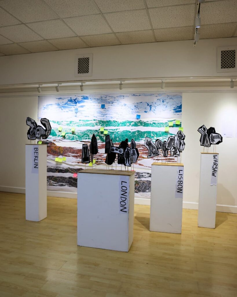 Participants and collaborators gathered during the Emergent Dots exhibition at POSK Gallery, bringing together practices from PUNO, FBAUL, PTE and Narratologies.